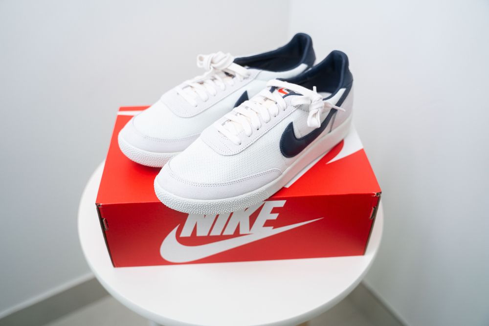 Dubai,,Uae,-,09,27,2020:,Sneaker,Display,With,Shoe