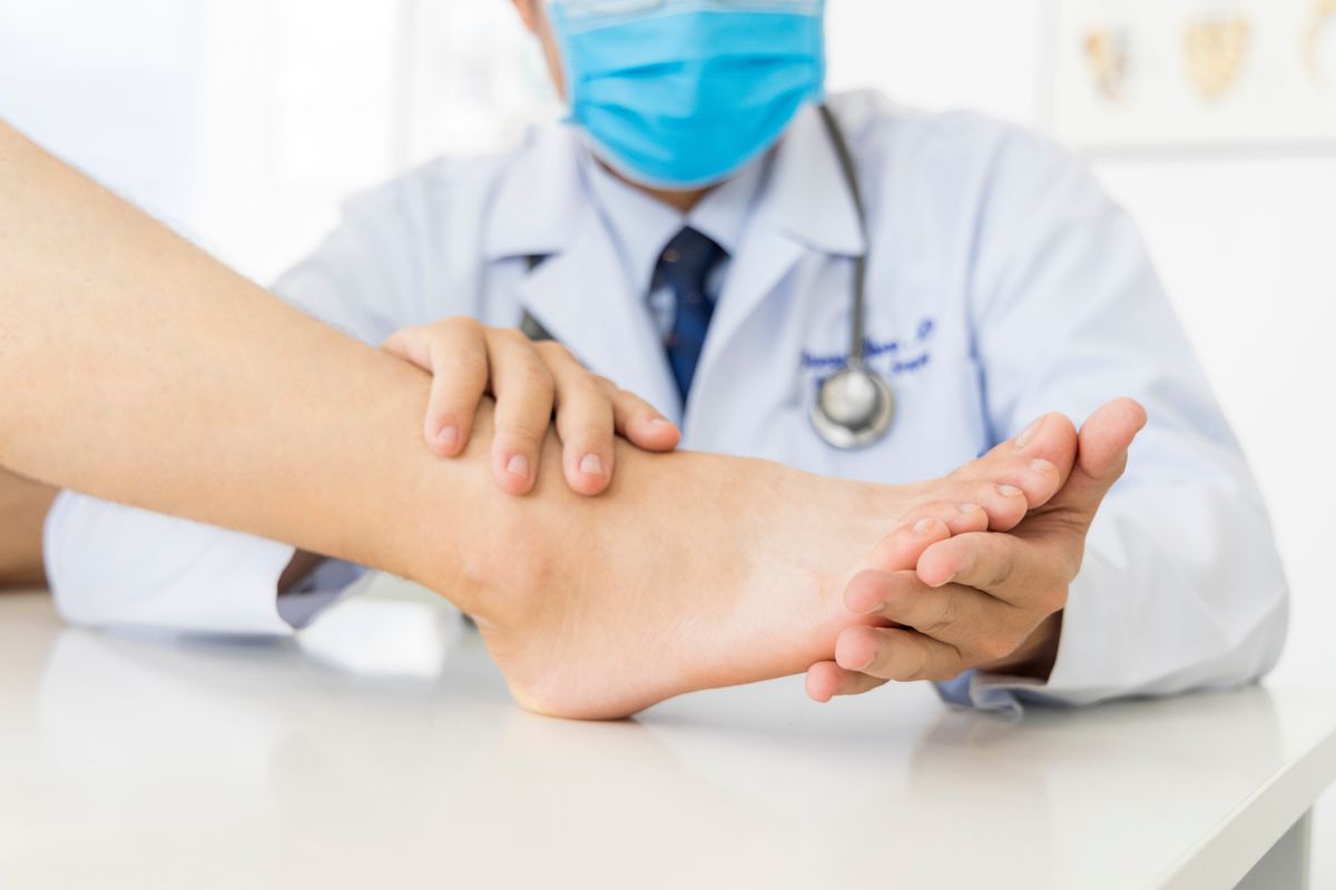 magánegészségügy, orvos, vizsgálat, ortopédia, ortopéd, ortopéd orvos, láb, lábvizsgálat,The,Orthopedic,Doctor,Or,Surgeon,In,White,Gown,Examined,The