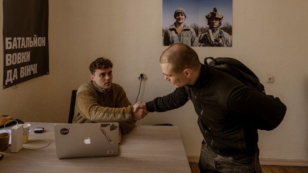 Recruiting Center of Da Vinci Wolves Battalion from Ukrainian Army in Kyiv
KYIV, UKRAINE - APRIL 10 : Maksym, a former actor in charge of the recruiting center, talks to Dmytro Jasynok from Sumy who decided to voluntarily join the unit after a bomb fell 100 meters from his home, at Recruiting Center of Da Vinci Wolves Battalion from Ukrainian Army in Kyiv, Ukraine on April 10, 2024. After the president Zelenskyy signed new mobilization law in Ukraine, military conscription age is lowered from 27 to 25 in an effort to replenish its depleted ranks after more than two years of war. Andre Luis Alves / Anadolu (Photo by Andre Luis Alves / ANADOLU / Anadolu via AFP)
Ukrajna ukrán toborzás mozgósítás