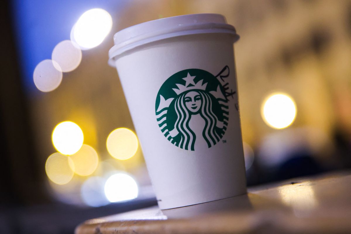 Forró kávéra hidegzuhany: nagy veszteség felé menetelhet a Starbucks – dollármilliárdokba kerülhet a nagy megújulás