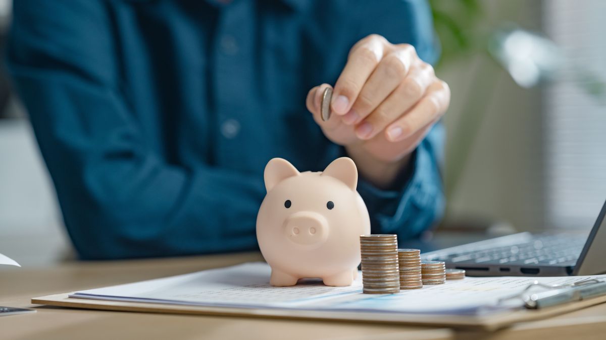 Retirement,,Earnings,,Financial,,Loan,,Economic,,Finance,,Wealth,,Piggy,Bank,,Assurance, Bár a megtakarítási hajlandóság nő, a magyarok zöme még mindig nem tartja magát befektetőnek – derül ki az MBH Befektetési Bank friss kutatásából.
