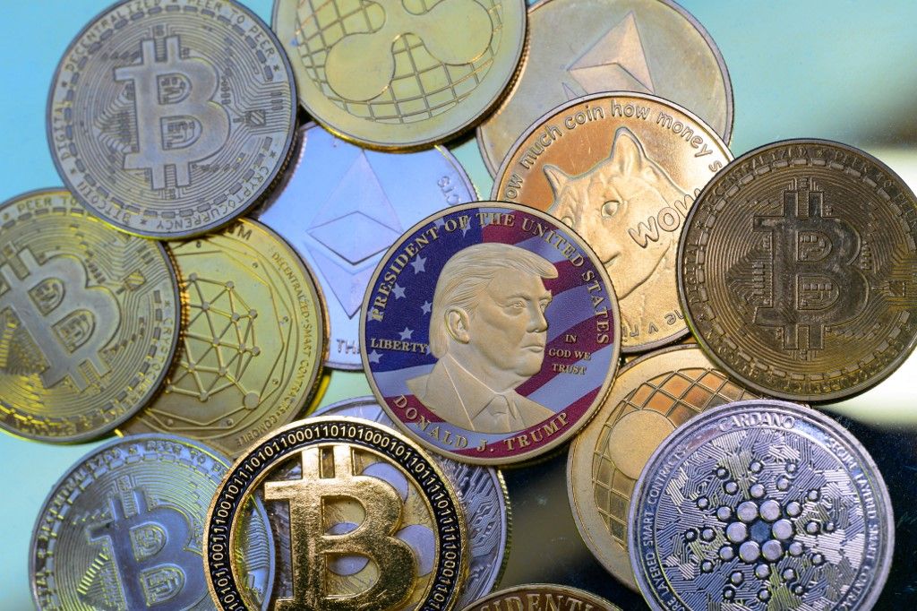 Cryptocracy - Strump Meme Coin - Photo Illustration Donald Trump médiavállalata szövetségre lép az egyik legnagobb kriptotőzsdével crypto.com Trump media