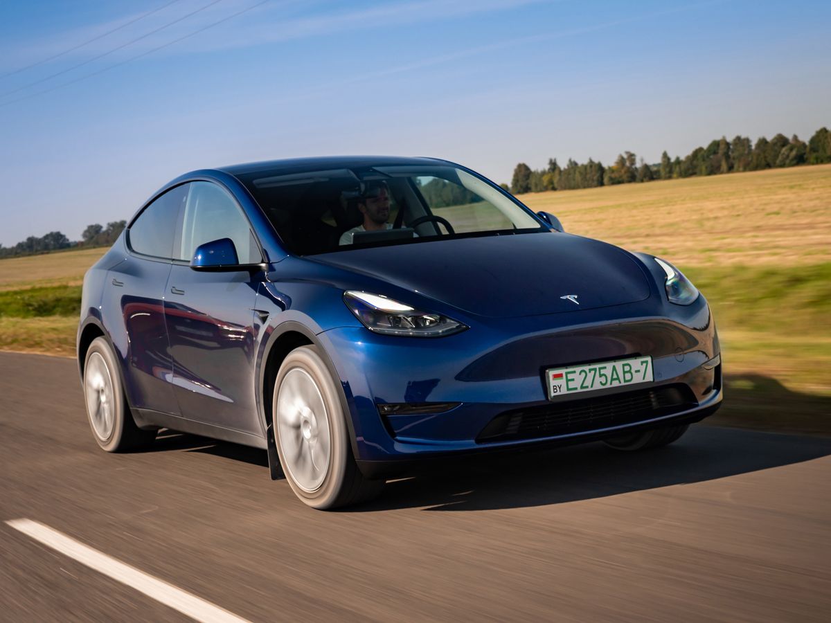 Minsk,,Belarus,-,September,10,,2021:,All-electric,Bright,Blue,Suv
A Tesla piacra az újratervezett Model Y-t