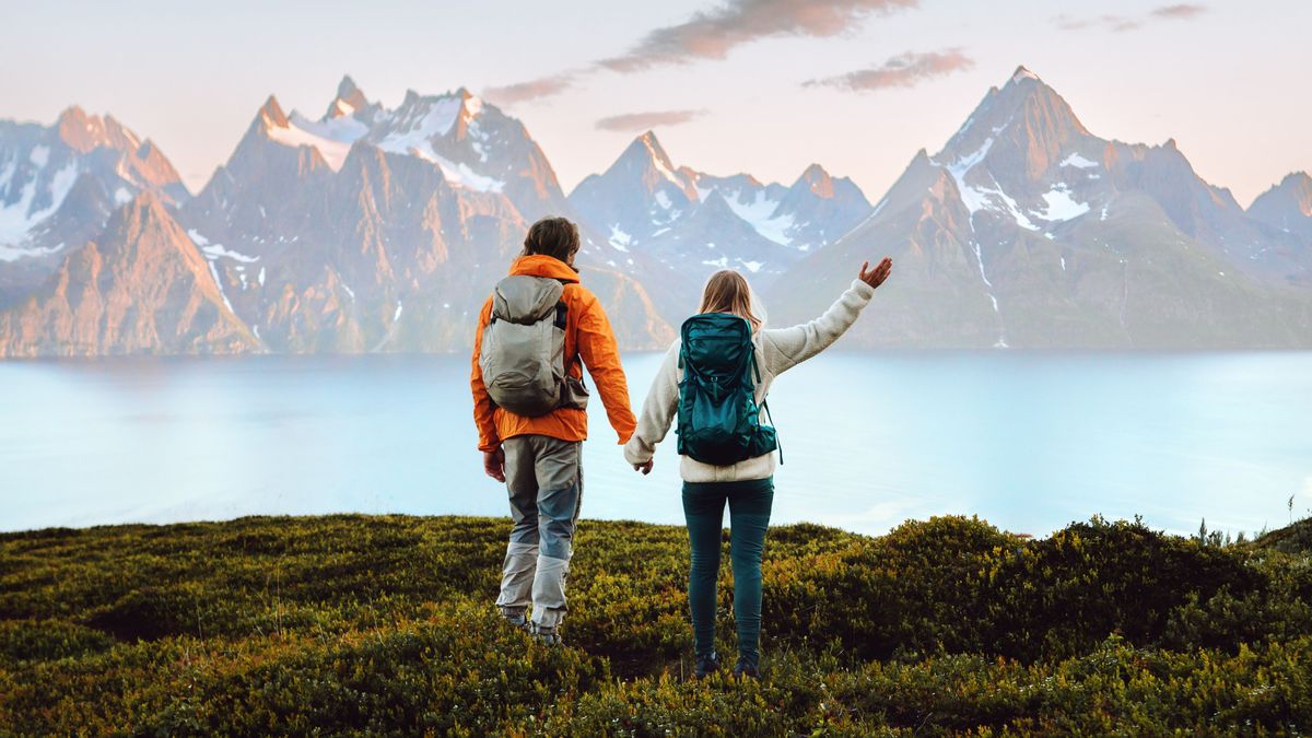 Couple,In,Love,Hiking,Travel,In,Norway,Man,And,Woman, utazás,reálbérnövekedés