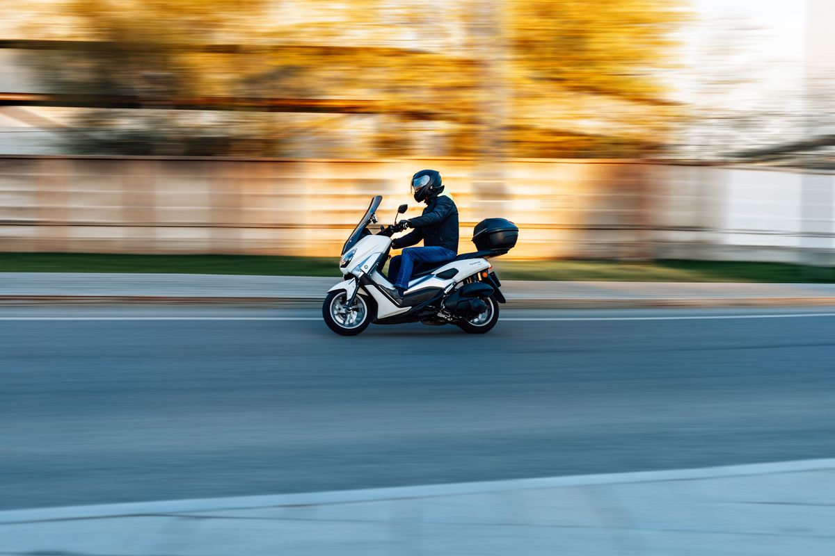  A robogók felére nem kötött biztosítást az üzemben tartó, a kgfb elmaradása súlyos bírságot is jelenthet. Moscow,,Russia,-,May,2022:,Man,Riding,Motor,Scooter,Yamaha, robogó