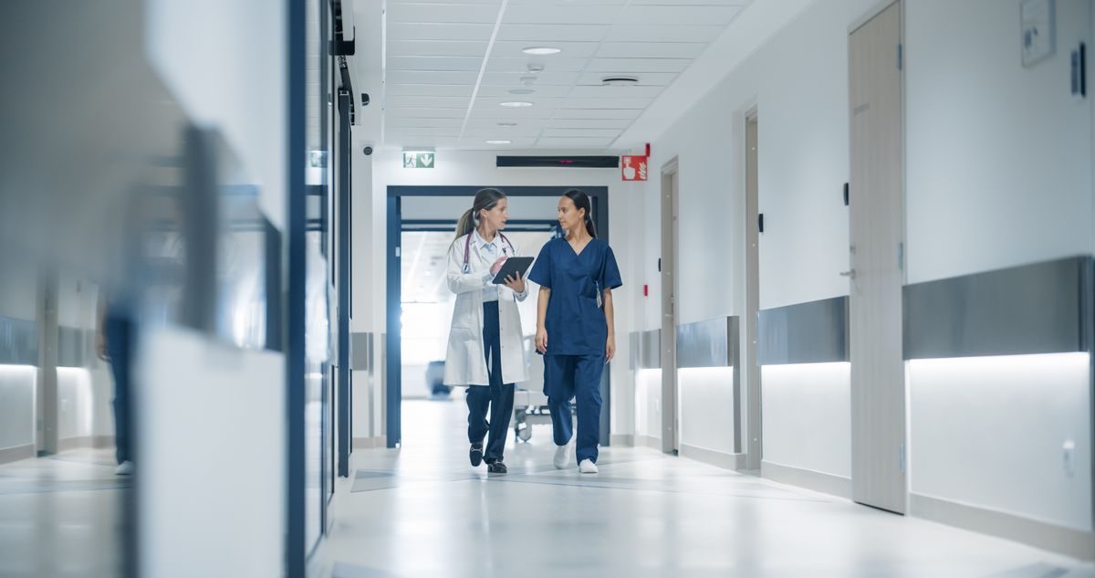 Bright,Hospital,Hallway,With,Diverse,Medical,Team,Headed,To,Their, orvos, orvosi rendelő