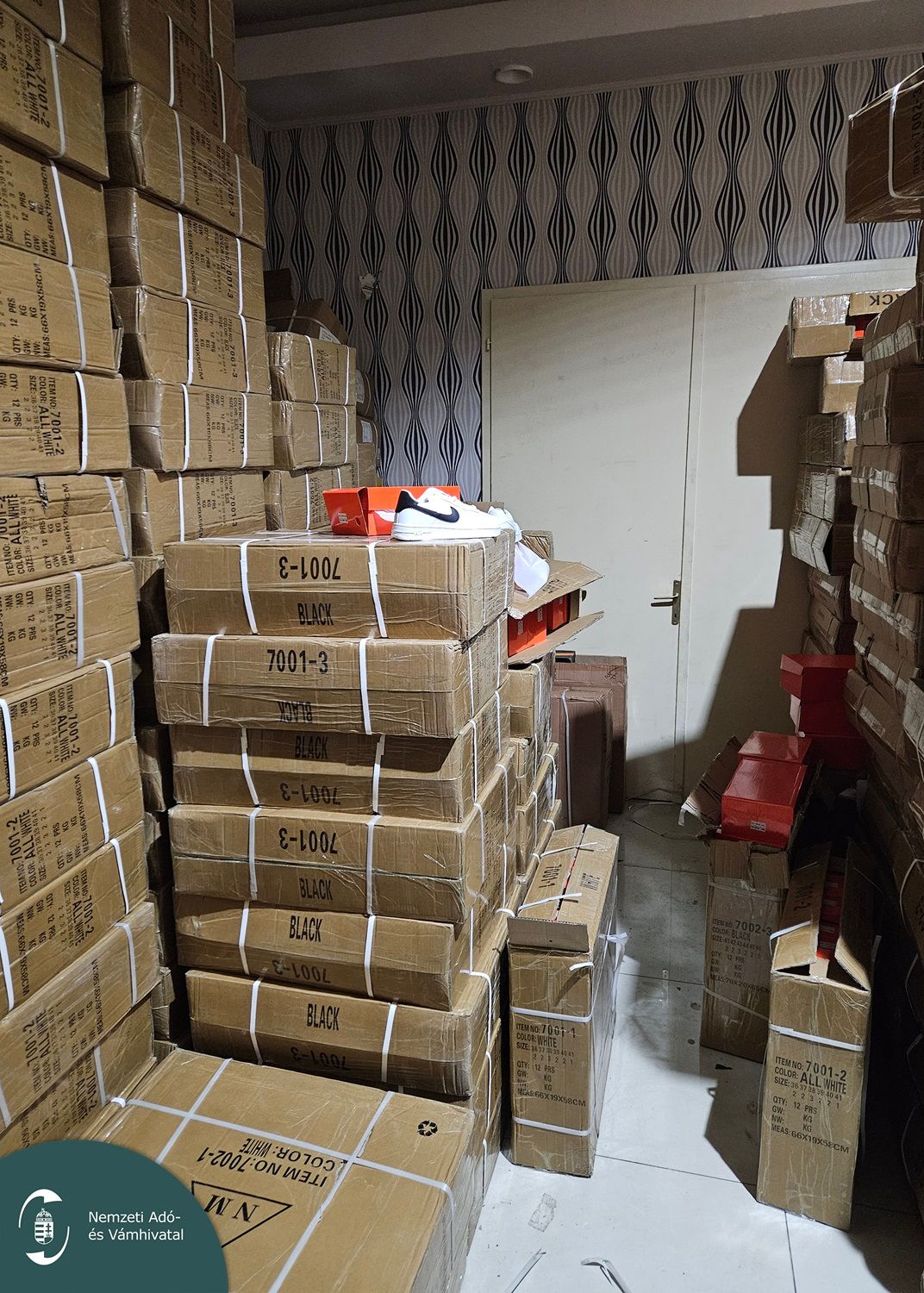 Ilyen Nike cipőket még nem láttak: több ezer hamis lábbelit foglalt le a NAV