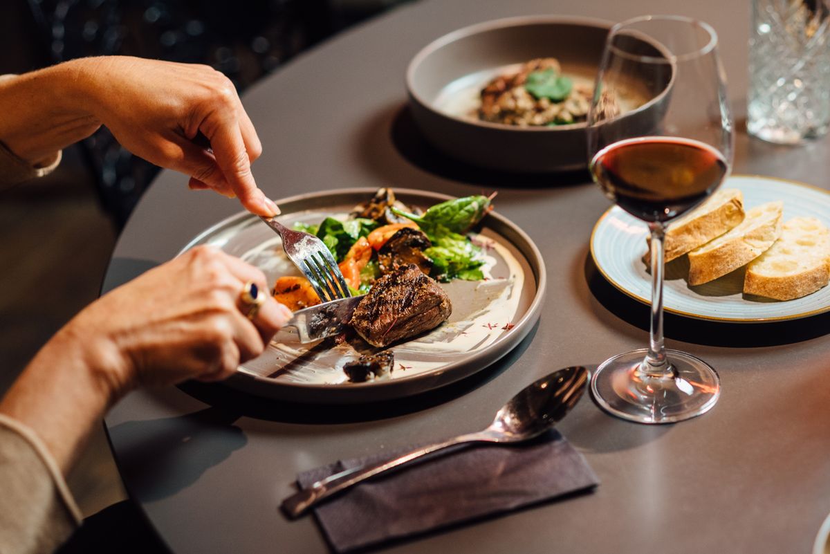 étterem Elegant,Restaurant,Dining,Scene,Featuring,Ostrich,Fillet,With,Grilled,Vegetables, étterem