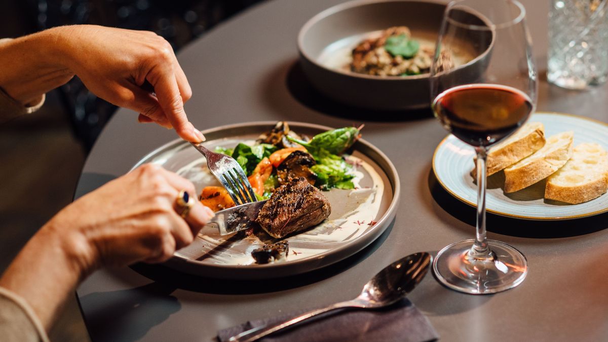 Elegant,Restaurant,Dining,Scene,Featuring,Ostrich,Fillet,With,Grilled,Vegetables, étterem