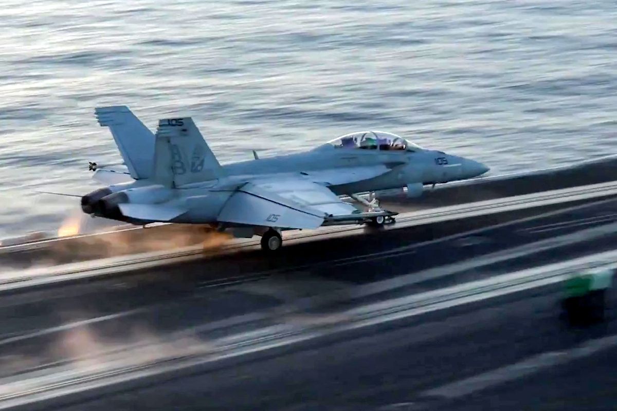 Tengerbe zuhant egy amerikai F/A-18-as harci repülőgép egy repülőgép-hordozó fedélzetéről
