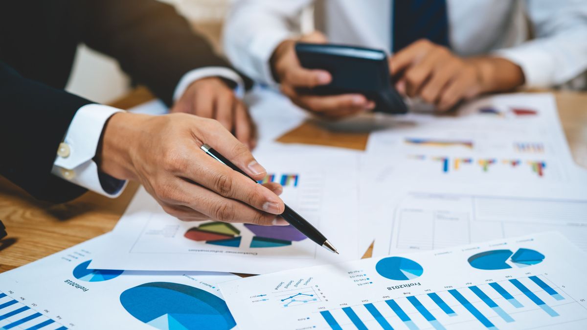 tanácsadók,Financial,Advisory,Services.,Asian,Advisor,Showing,Plan,Of,Investment,To