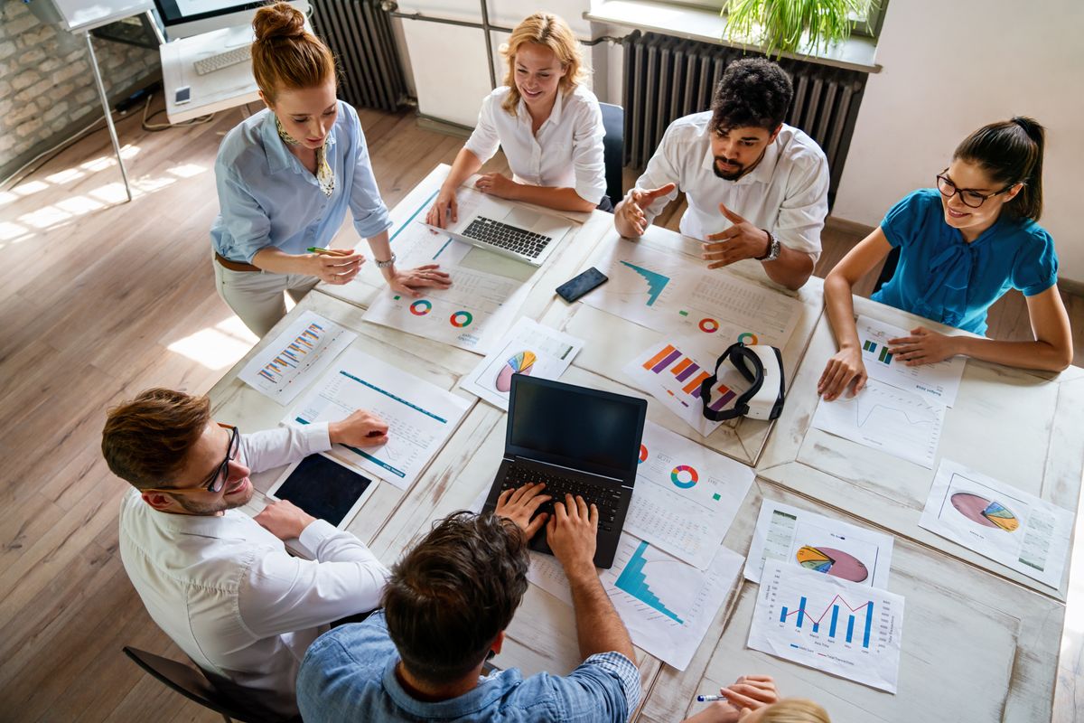 Diverse,Businesspeople,Discuss,Financial,Report,In,Charts,Diagrams,And,Graphs, meeting, megbeszélés, bérhelyzet