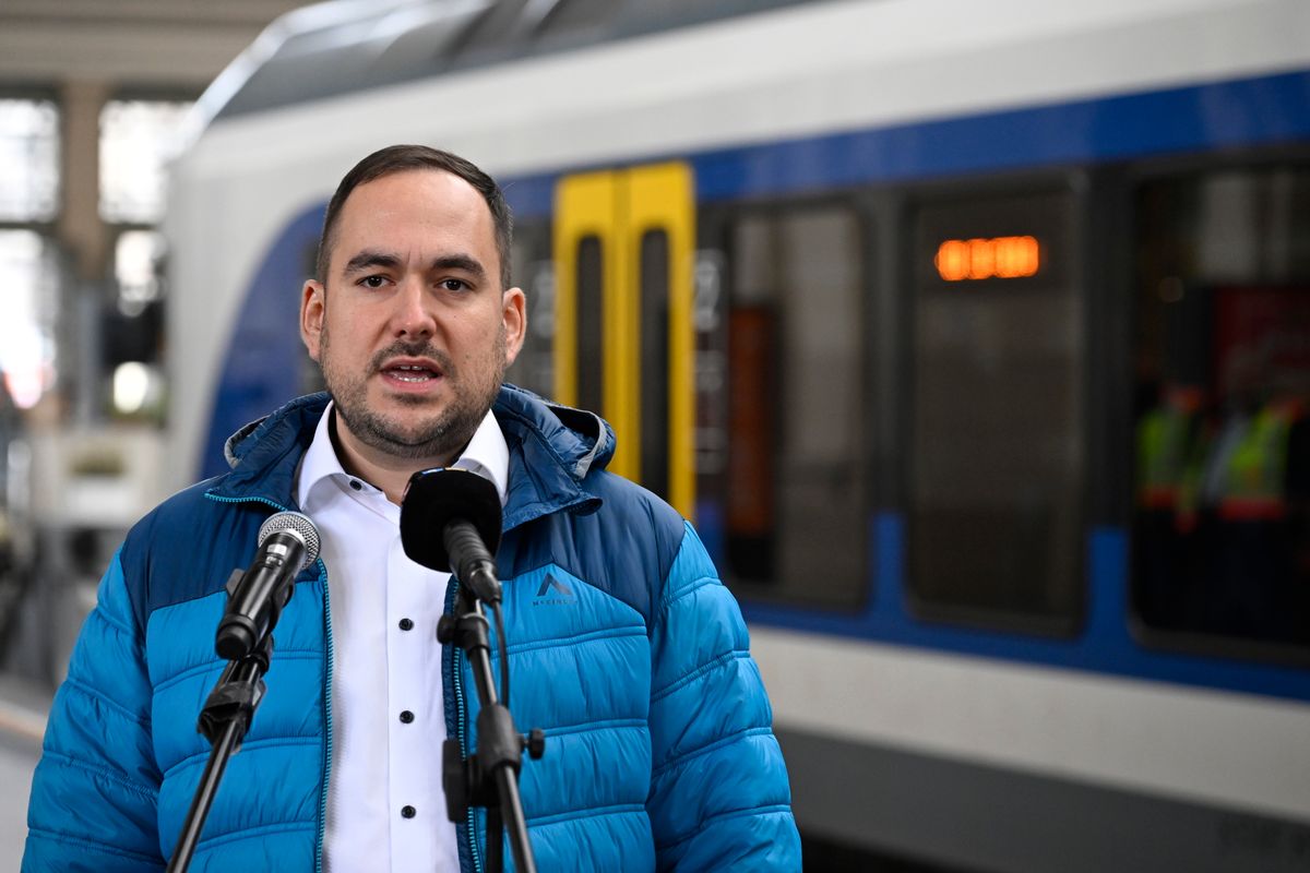 MÁV-Volán csoport közölte, hogy több mint 2300 vonat késett márciusban 20 percnél többet.
