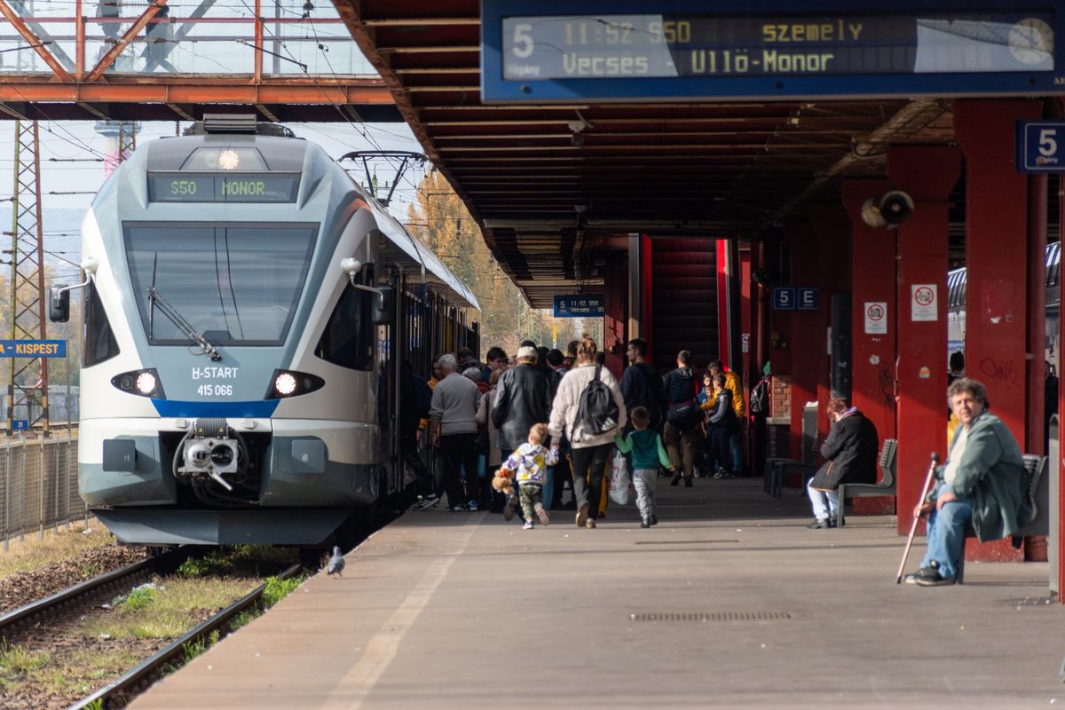 vonat, vasút, máv, utas, utasok, közlekedés A MÁV több vonatot indít a húsvéti időszak alatt