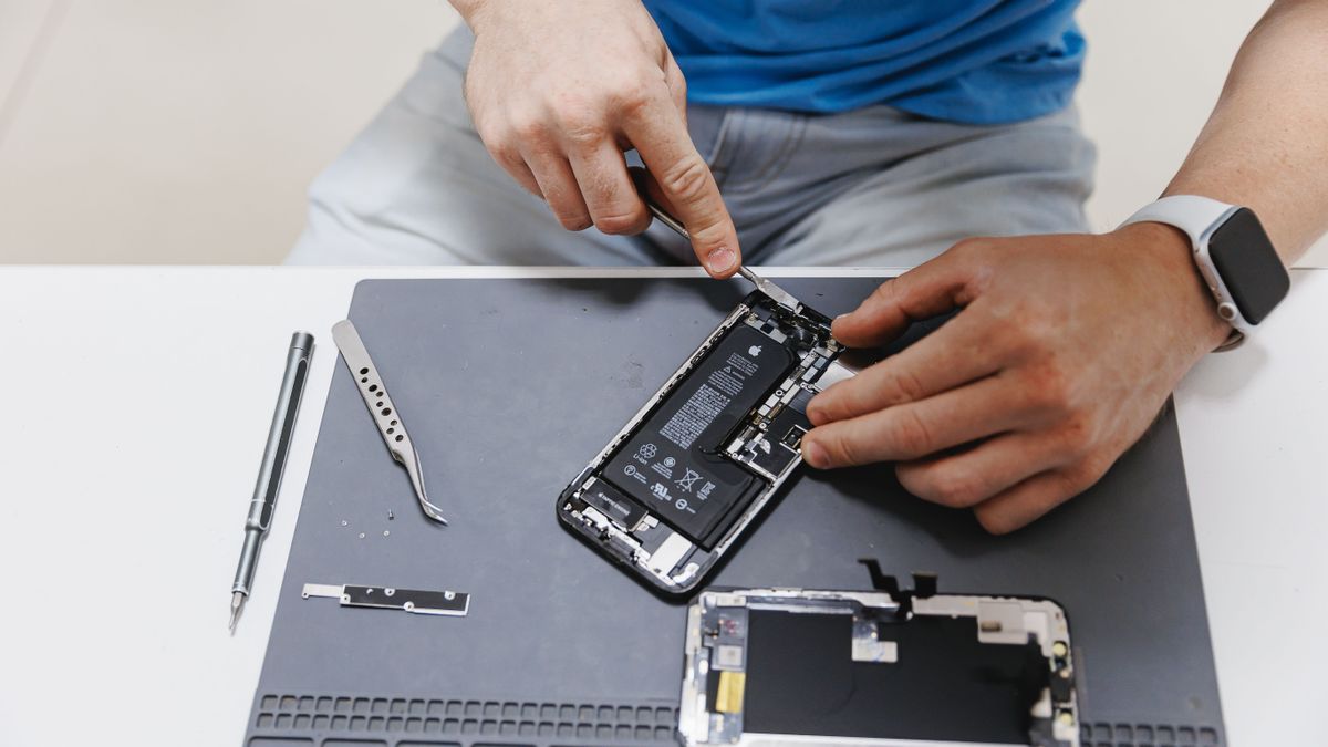 Russia,-,July,26,,2023:,Repair,Iphone,Apple,Broken,Phone, gyártói jótállás