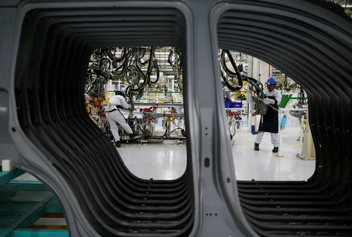 vámháború Workers are seen assembling a Mitsubishi Pajero at the Mitsubishi car factory in Bekasi