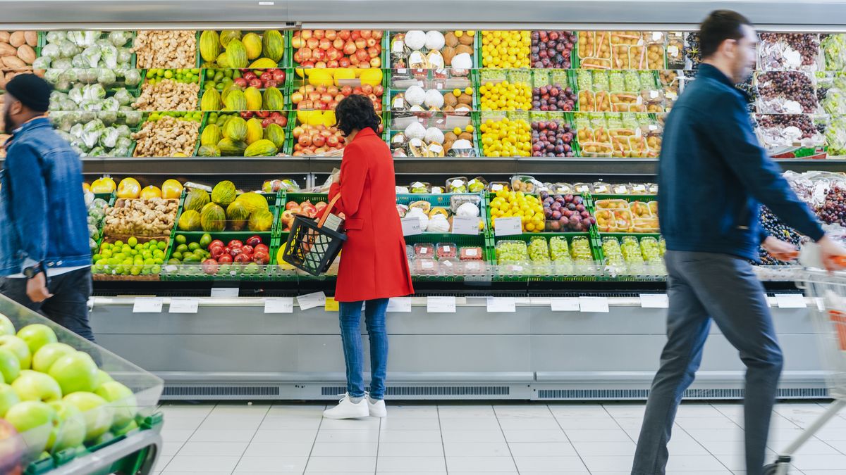 At,The,Supermarket:,Woman,Chooses,Organic,Fruits,In,The,Fresh, gyümölcs, gyümölcs, bolt, vásárlás, egzotikus gyümölcs, egzotikus gyümölcsök, vám, vámháború