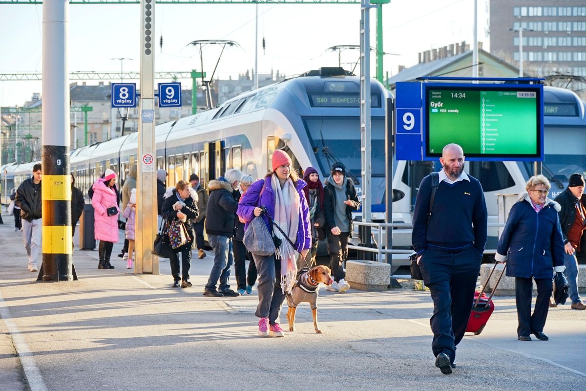 máv, Budapest,,Hungary,-,Jan,20,,2024:,People,Leaving,The,Train, vonat, vasút, máv, utas, utasok, közlekedés