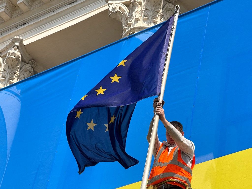 New Ukrainian flag on Zaporizhzhia City Council building A magyar miniszter egyenesen megmondta Ukrajnának: nincs pénz az uniós csatlakozásukra Bóka János Ukrajna
