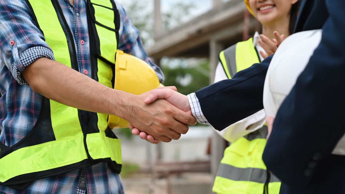 Close-up,Of,A,Contractor,And,A,Businessman,Shaking,Hands,At, kollektív, szerződés