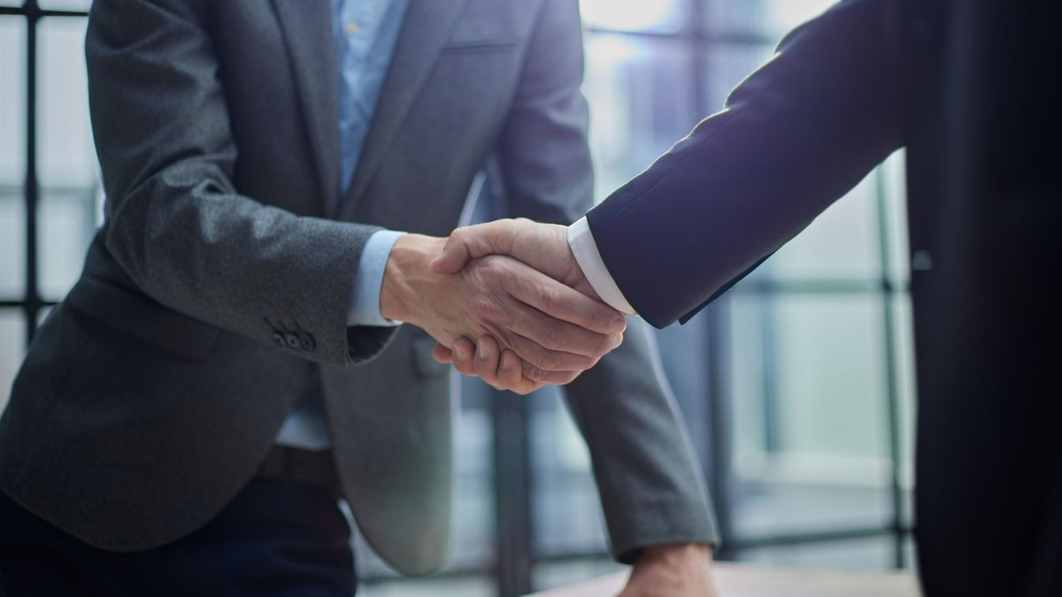 Two,Diverse,Professional,Business,Men,Executive,Leaders,Shaking,Hands,At, öltöny, kézfogás