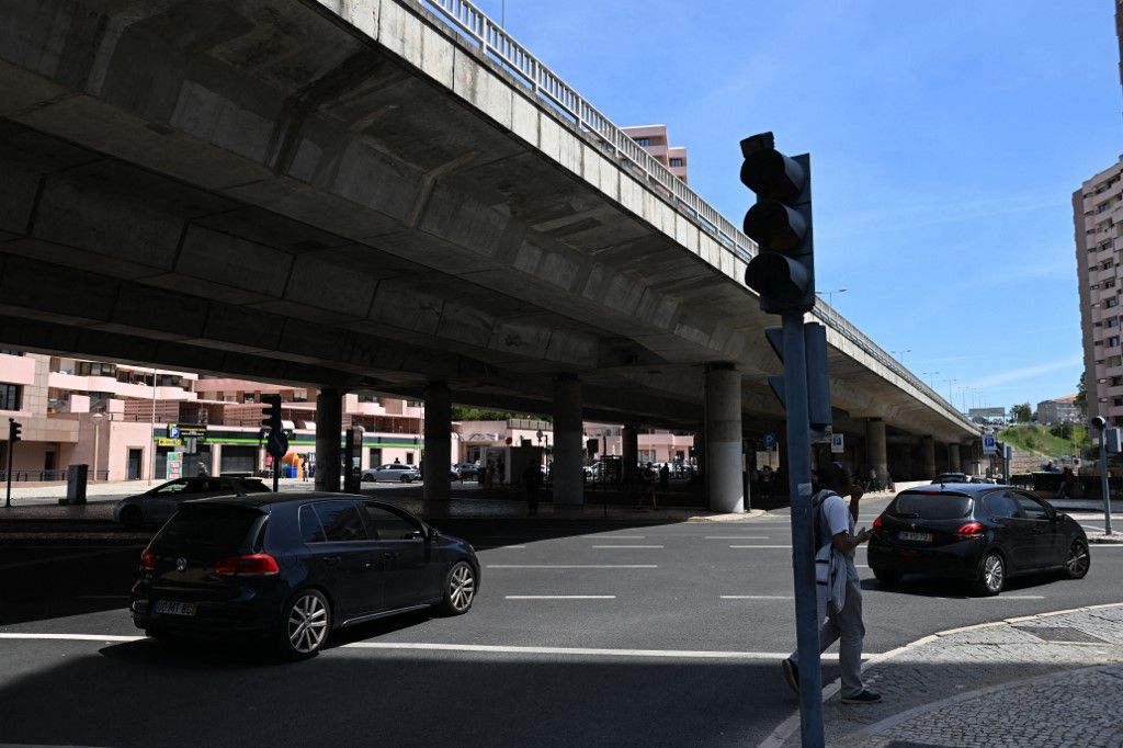 Spain and Portugal hit by widespread power blackouts Az áramszünet milliókat érintett a tömegközlekedés, az áramszolgáltatás és a telefonvonalak megbénulásával.Spanyolország