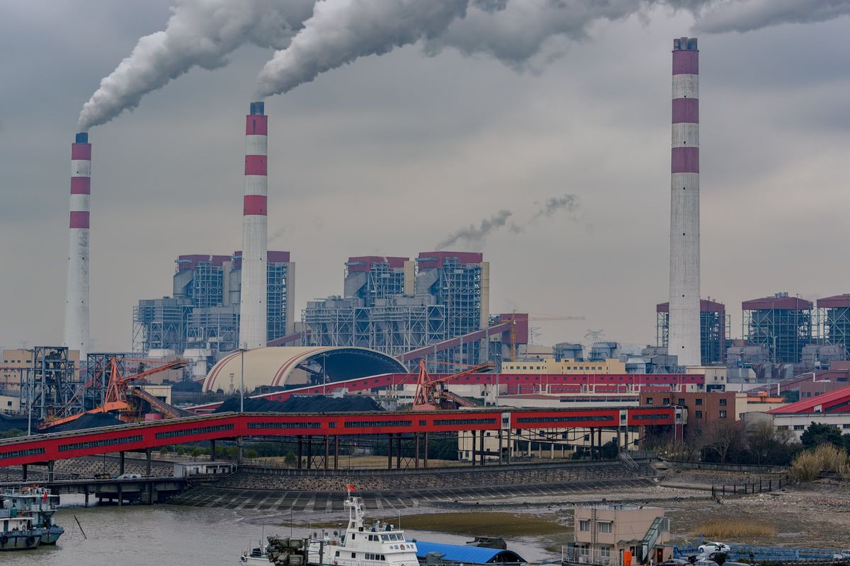 Kína továbbra sem veti meg a szénerőművek építését Shanghai,,China,-,Feb,21,,2017:,Chinese,Coast,Guard,(ccg)