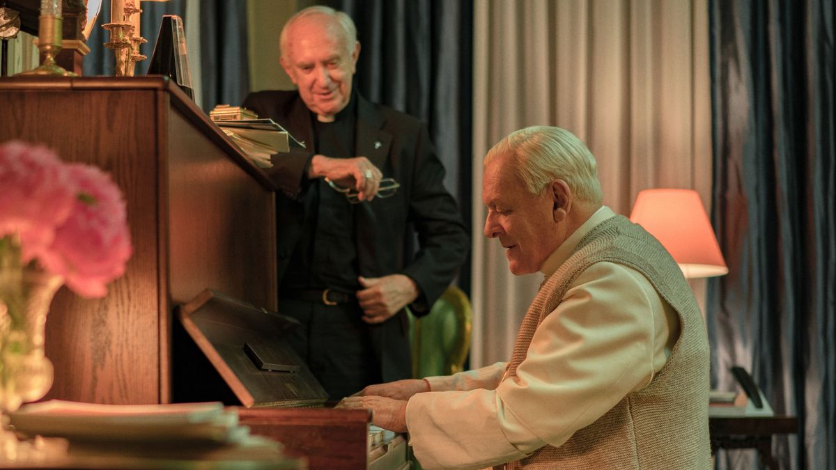 Ferenc pápa még bíborosként (Jonathan Pryce) és XVI. Benedek pápa (Anthony Hopkins) A két pápa című filmben