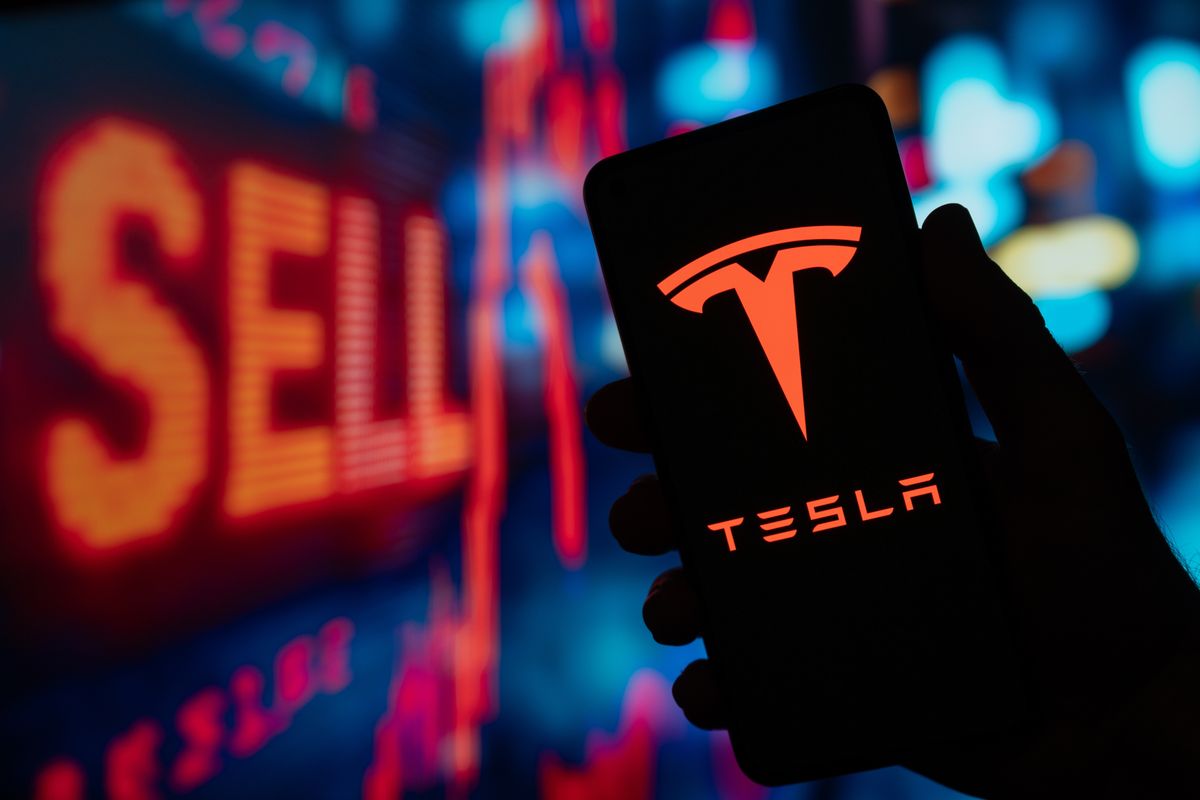 Tesla,Motors,Logo,Smartphone,Screen,,Bearish,Red,Stock,Market,Chart