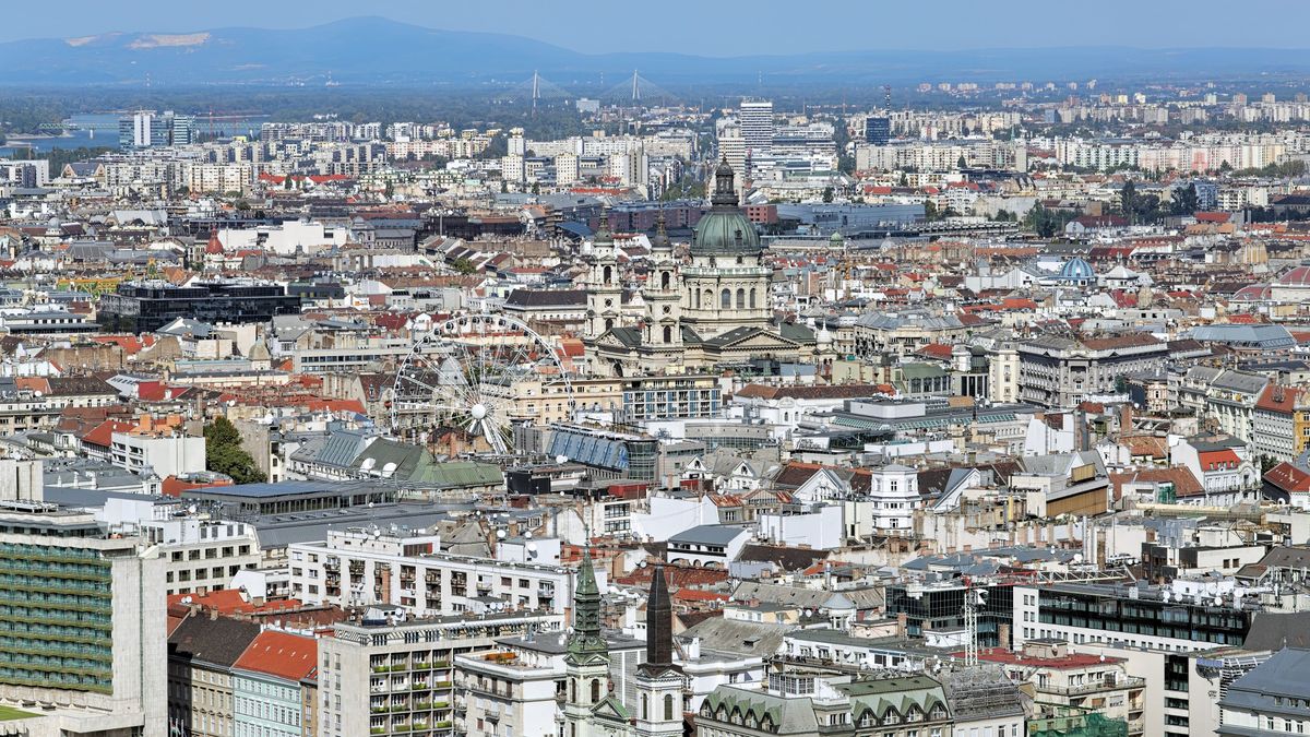 lakáspiac High,Angle,View,Of,Pest,With,St.,Stephen's,Basilica,InTovábbi drágulást hoz 2025 a lakáspiacon 