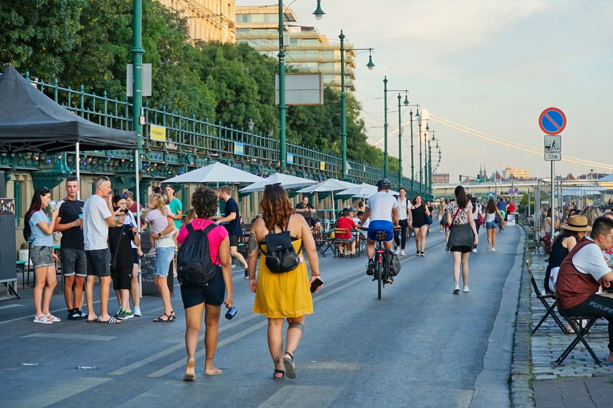 Budapest,,Hungary,-,July,26,,2024:,The,Danube,Embankment,, pesti alsó rakpart, rakpart, lezárt rakpart 