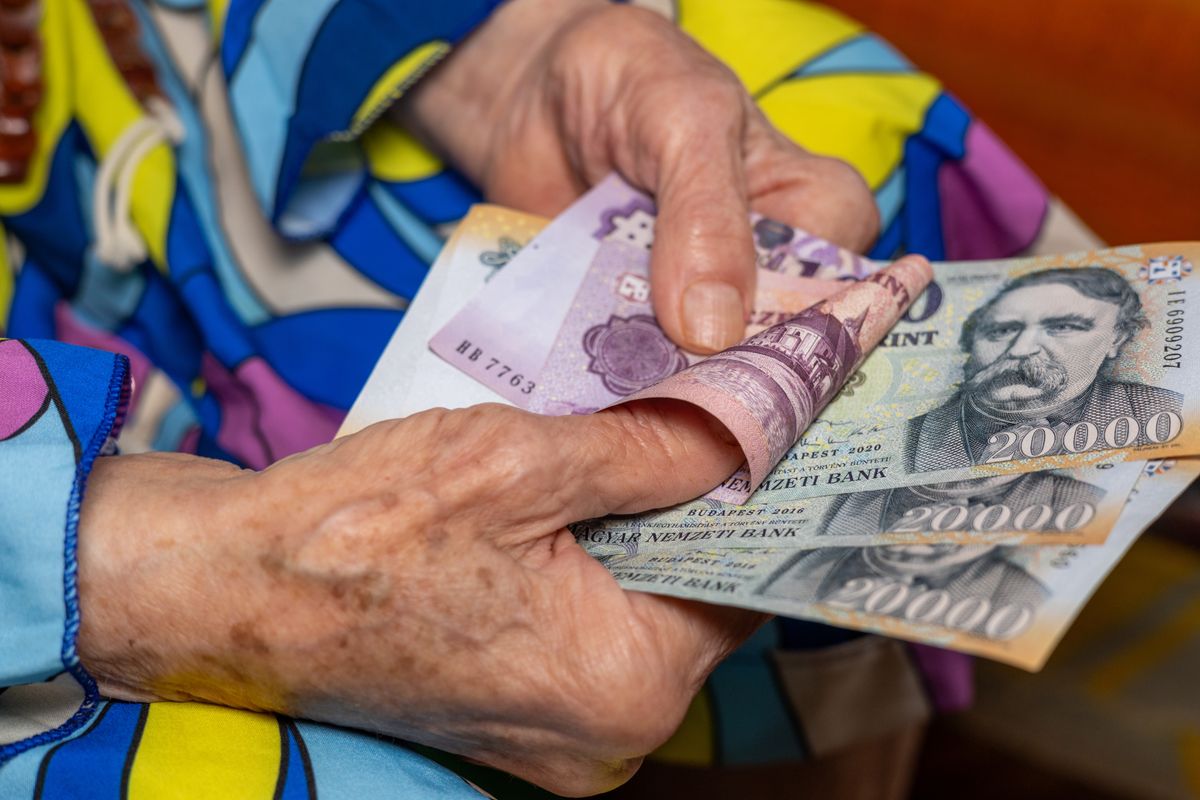 Hungary,Money.,Senior,Woman,Holding,Hungarian,Forints,In,Her,Hands, nyugdíjas, nyugdíj, öreg, idős  Ígéretet tett a nyugdíjasoknak a kormány: ennyivel emeli a nekik járó pénzt jövőre nyugdíj emelés 2026