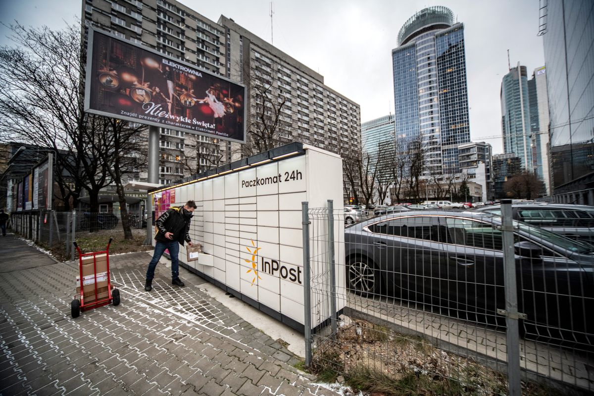 a lengyel Elon Musk InPost SA Operations With Postal Locker Provider Soaring on $3.4 Billion IPO