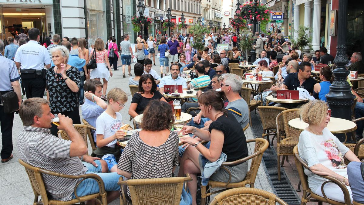külkereskedelem,Budapest,,Hungary,-,June,19,,2014:,People,Visit,Vaci,Street