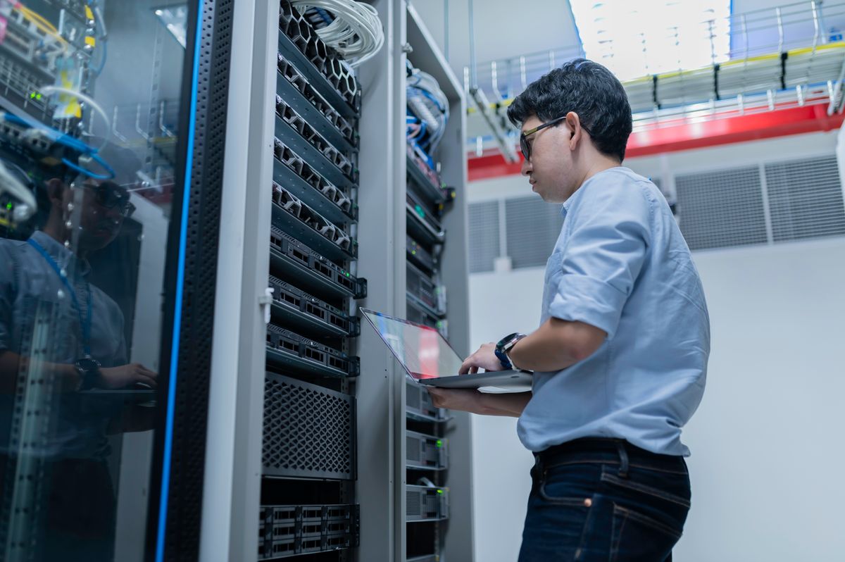 Computer,Engineer,Is,Setting,Up,Network,In,Server,Room,systems,Maintenance A mesterséges intelligencia felpörgeti az informatikai kiadásokat