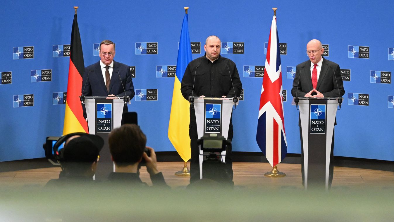 Boris Pistorius, Németország védelmi minisztere, Rusztem Umjerov ukrán védelmi miniszter és John Healey brit védelmi miniszter sajtótájékoztatót tart.