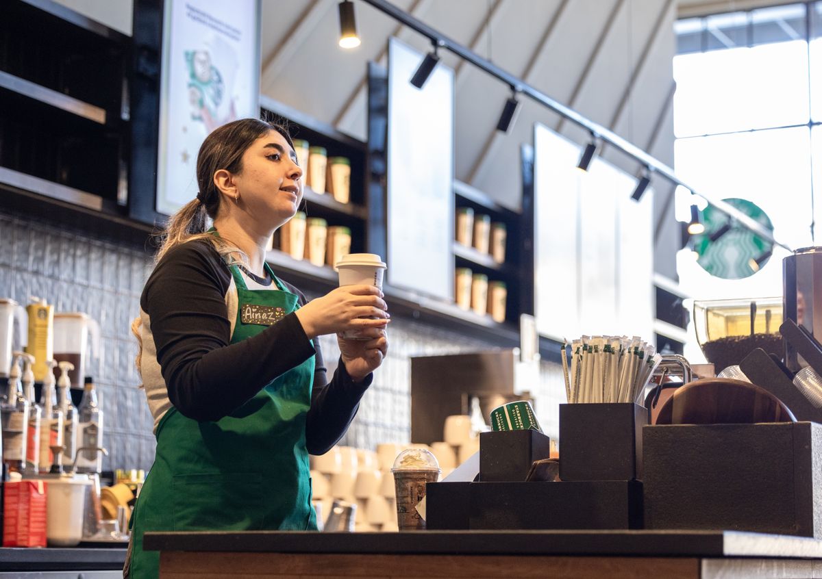 Zöld kötény, fekete felső: így változik májustól a Starbucks dolgozóinak öltözete – a szakszervezet nincs elragadtatva