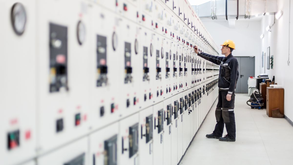 áram Engineer,Commissioning,Bay,Control,Unit.,Engineering,Department.,Medium,Voltage,Switchgear