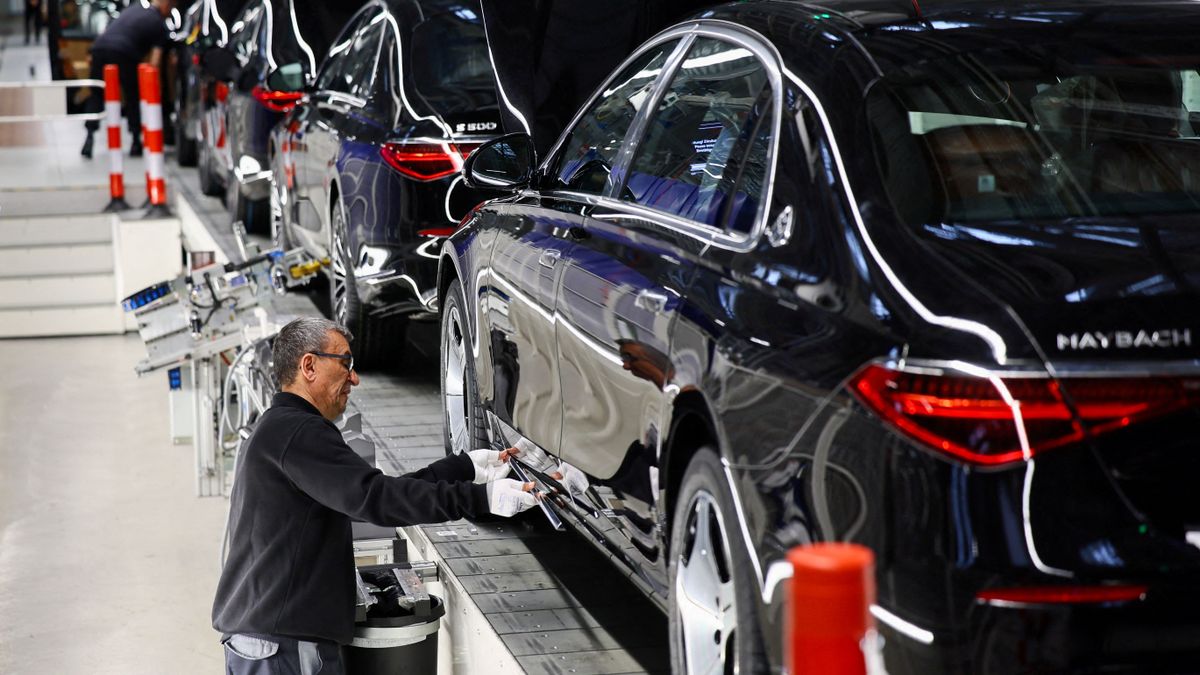 FILE PHOTO: A worker attaches a part to a Mercedes-Maybach car on a production line of "Factory 56" in Sindelfingen német gazdaság
Németország munkanélküliség
