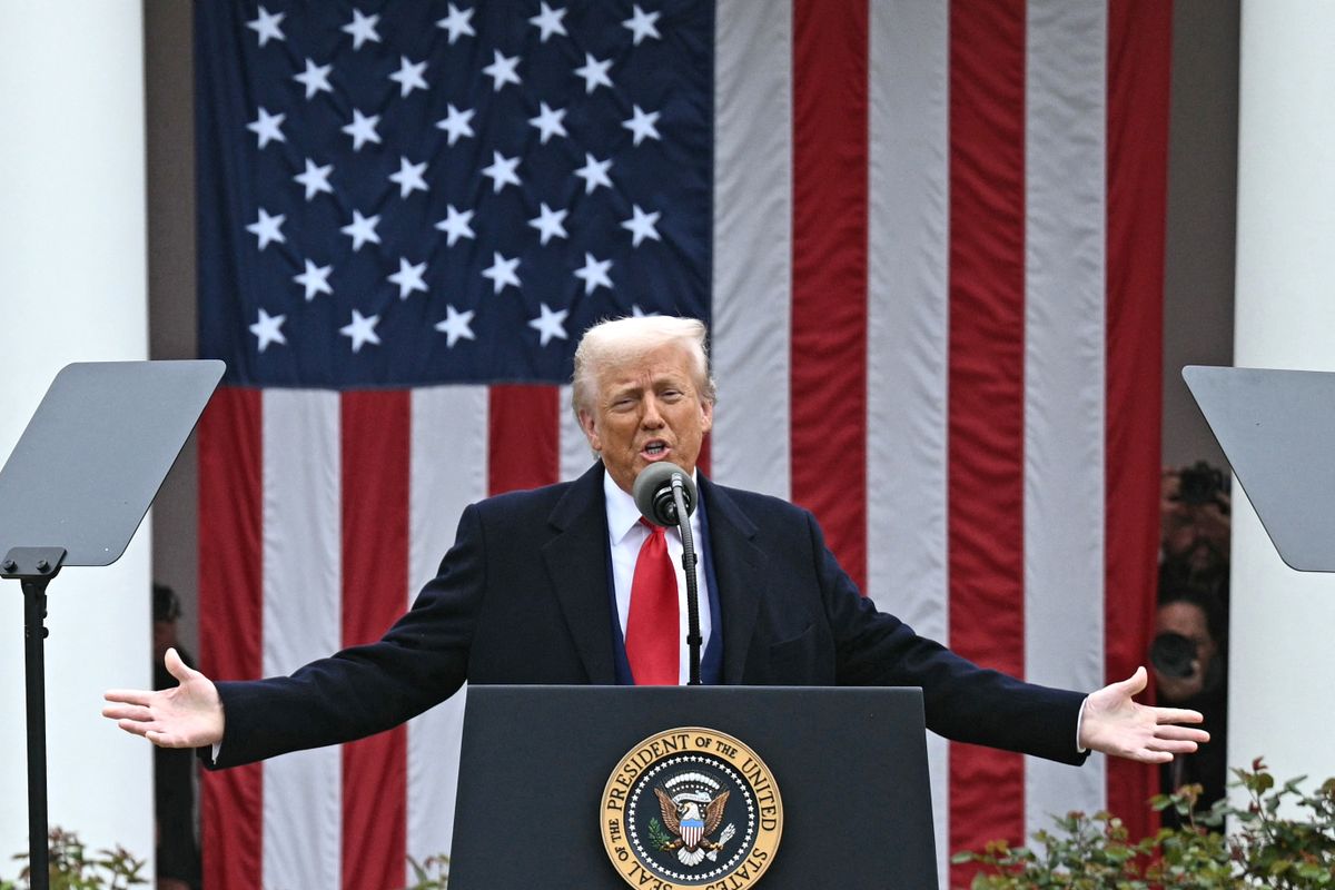 Hivatalos: ekkora vámot vetett ki Trump az Európai Unióra – nem csak az autóipar kapott óriási gyomrost