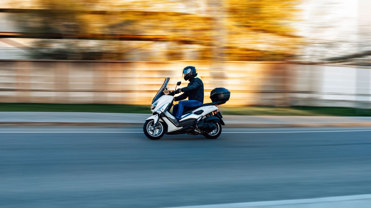 Moscow,,Russia,-,May,2022:,Man,Riding,Motor,Scooter,Yamaha, robogó motoros szezon