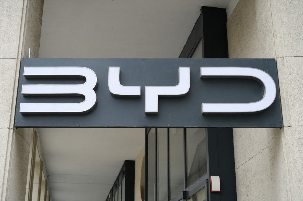 Chinese Carmaker BYD Shop In Warsaw. A BYD e7 a Tesla Model 3 közvetlen kihívójának ígérkezik a méretei alapján.