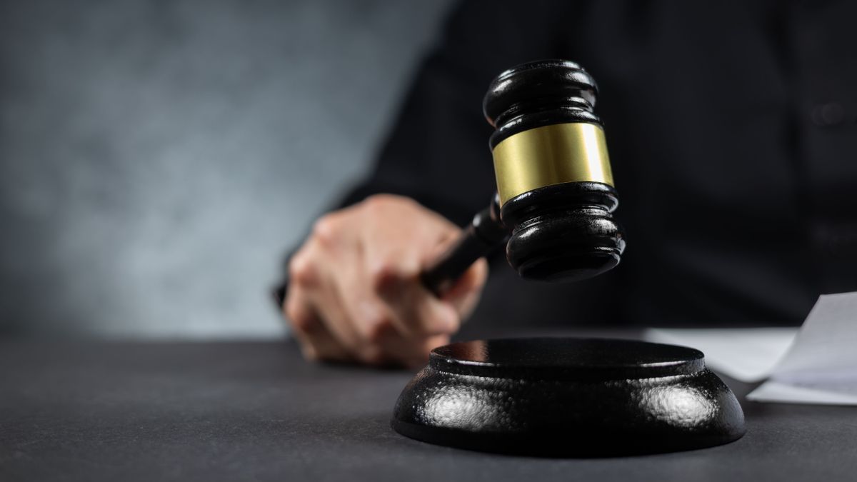 Judge's,Gavel,In,Hand,Judges,Is,Placed,On,A,Table lakásmaffia