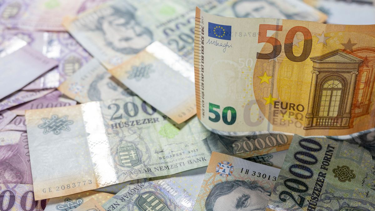 Fegyelmezetten várja az esti ítéletet a forint, a dollár most kicsit drágább