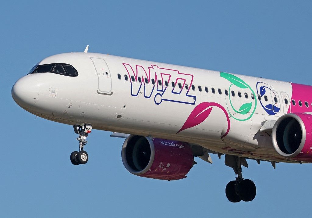 Diverse aircraft landing in Barcelona