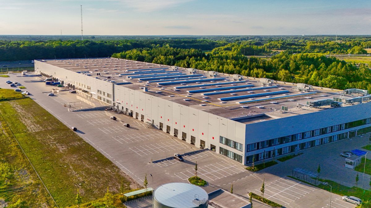 A,Modern,Warehouse,For,Trucks,,Unloading,And,Loading,From,A,logisztikai