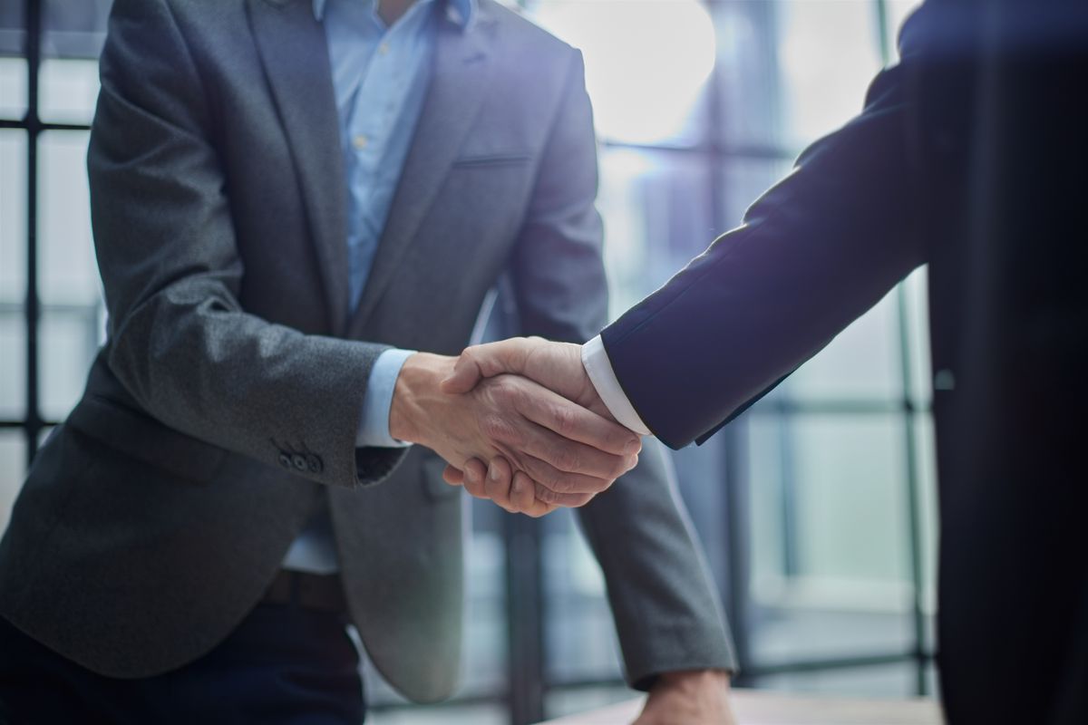 Two,Diverse,Professional,Business,Men,Executive,Leaders,Shaking,Hands,At, öltöny, kézfogás