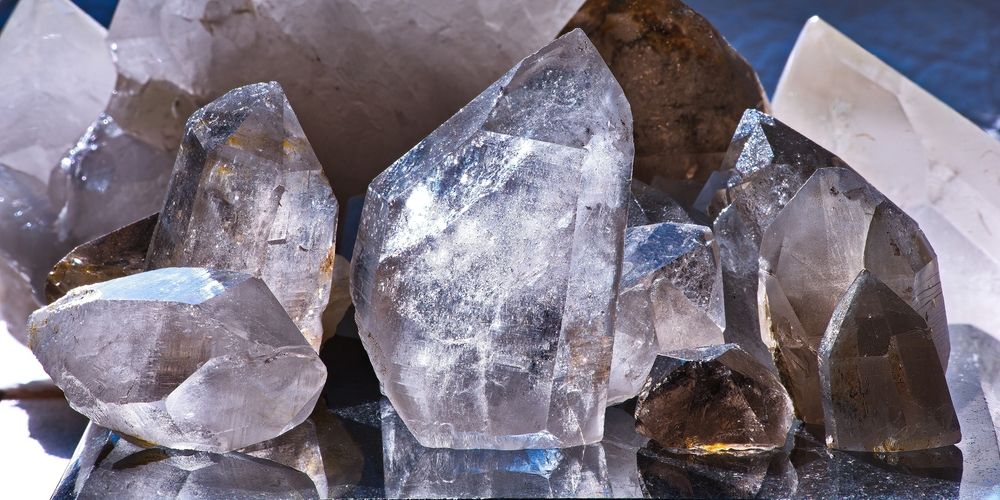 Collection,Of,White,And,Smoky,Quartz,Stone,Crystals,On,Dark
Kína kvarc lelőhely