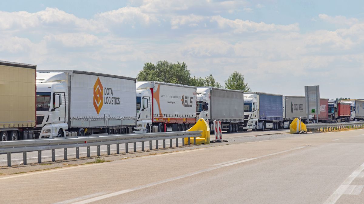 téli gumi Horgos,Roszke,,Hungary,-,August,01,,2022:,Long,Queue,Of, határátkelő, Röszke, kamion, kamionok, határ