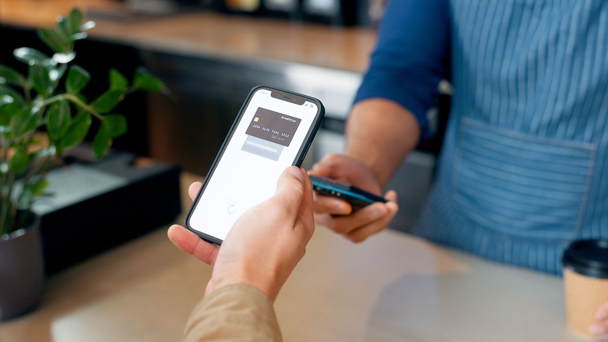Fintech,,Phone,Or,Hands,Of,Customer,In,Cafe,With,Cashier, mobil bank, bankolás, vásárlás, fizetés
